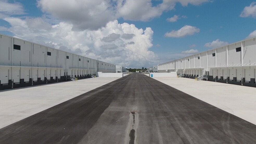 4505 24th St E, Bradenton, FL for lease - Commercial Listing Video - Image 2 of 28