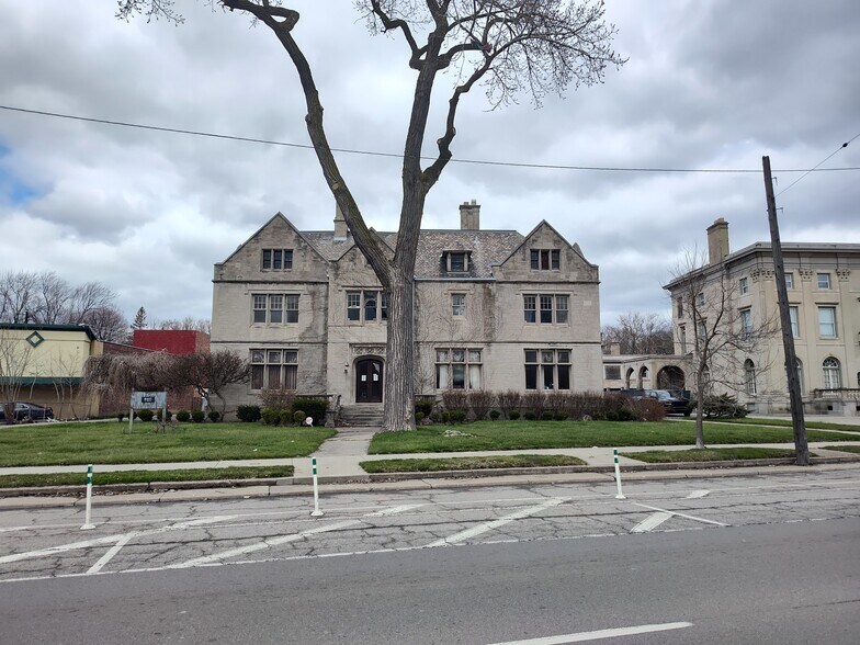 8443-8445 E Jefferson, Detroit, MI à vendre - Photo du bâtiment - Image 2 de 12