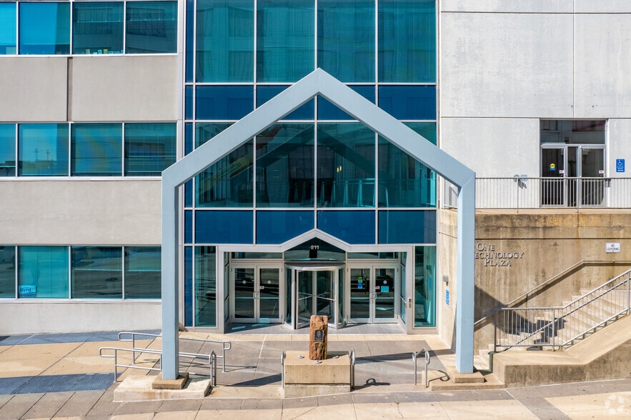 211 Fulton St, Peoria, IL for lease - Building Photo - Image 3 of 11