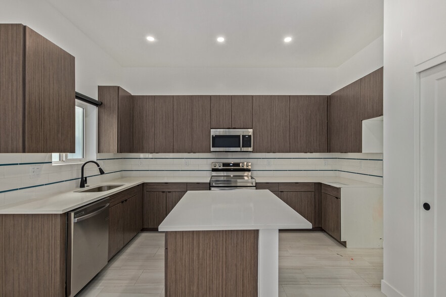 Arcadia 24 & 15 portfolio of 2 properties for sale on LoopNet.ca - Interior Photo - Image 3 of 4