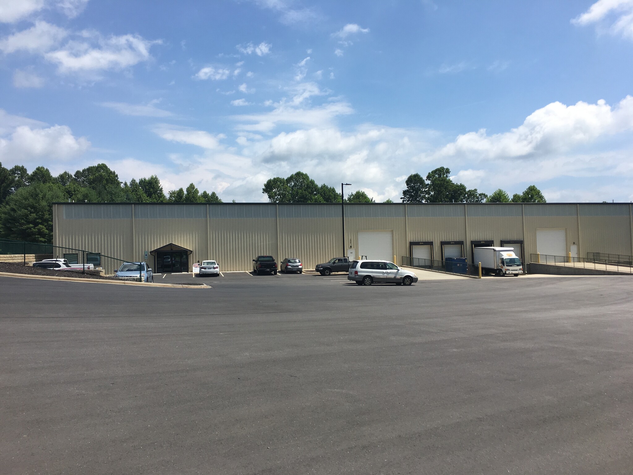 206 Vista Blvd, Asheville, NC for lease Primary Photo- Image 1 of 10