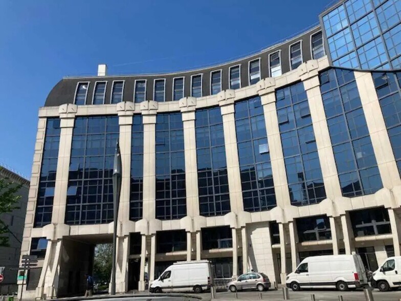 14-15 Place Georges Pompidou, Montigny-le-Bretonneux à louer - Photo du bâtiment - Image 2 de 2