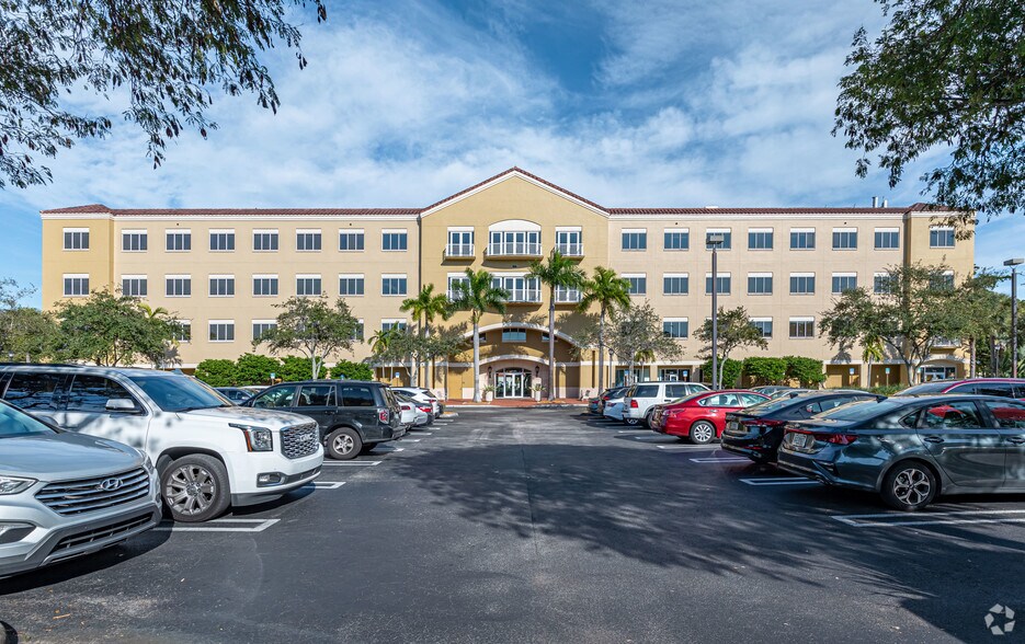 15100 NW 67th Ave, Miami Lakes, FL à louer - Photo du bâtiment - Image 3 de 7