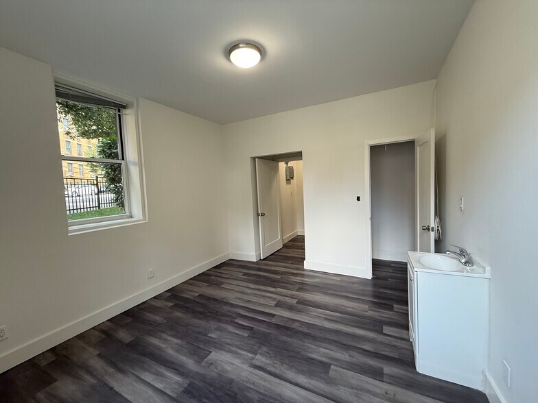 73-12 35th Ave, Jackson Heights, NY for lease - Interior Photo - Image 2 of 8