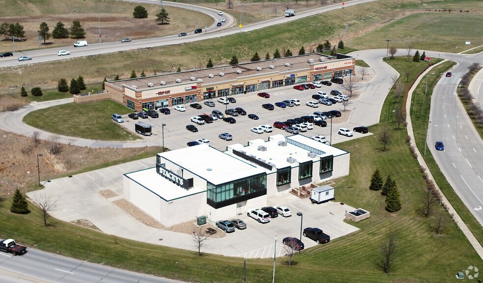 11101-11148 Plum Dr, Urbandale, IA à louer - Photo du bâtiment - Image 2 de 18