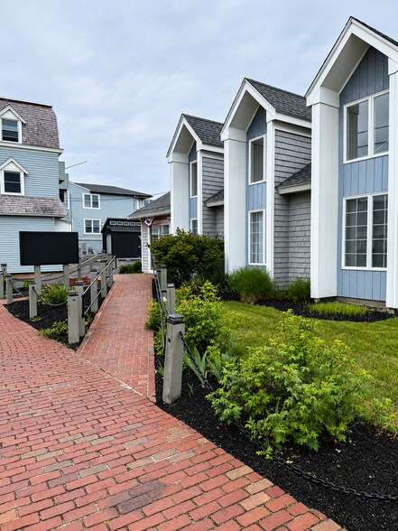 3 Oak Bluffs Ave, Vineyard Haven, MA à vendre - Photo du bâtiment - Image 2 de 2