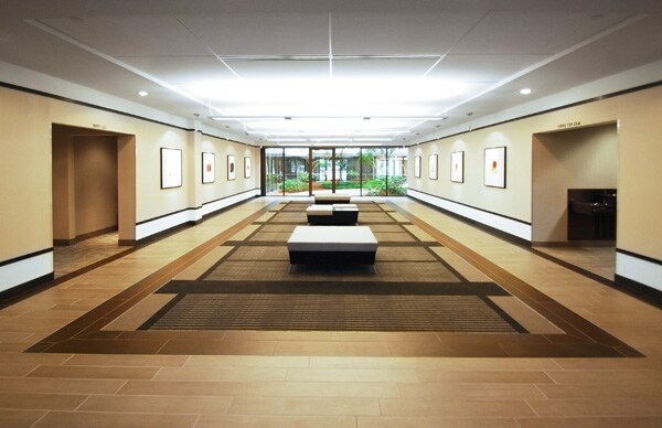 17177 N Laurel Park Dr, Livonia, MI à louer - Photo intérieure - Image 3 de 21