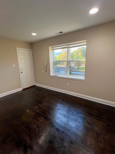 5501 Foote St NE, Washington, DC for sale - Interior Photo - Image 2 of 24