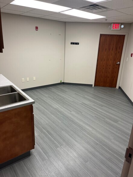 18077 River Rd, Noblesville, IN à louer - Photo du bâtiment - Image 3 de 6