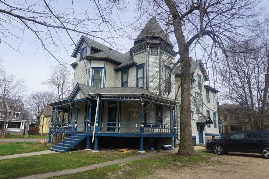 324 Stuart Ave, Kalamazoo, MI à vendre - Photo du bâtiment - Image 3 de 14