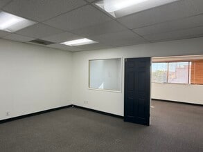 21220 Devonshire St, Chatsworth, CA à louer Photo intérieure- Image 1 de 7