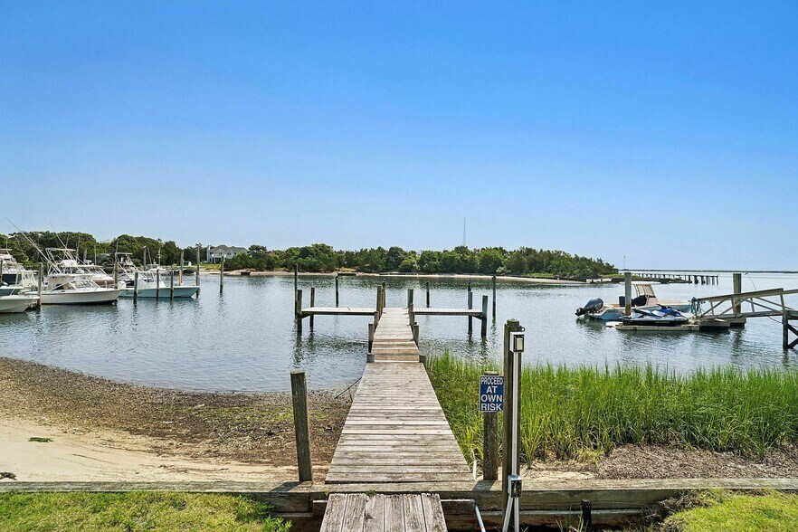 35 Gardners Ln, Hampton Bays, NY à vendre - Photo du bâtiment - Image 3 de 27