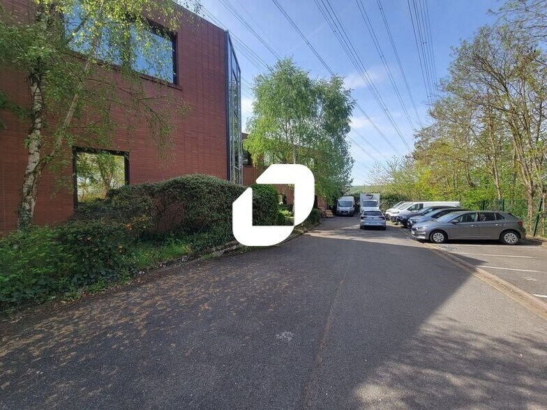 Office in Igny for lease - Building Photo - Image 2 of 15