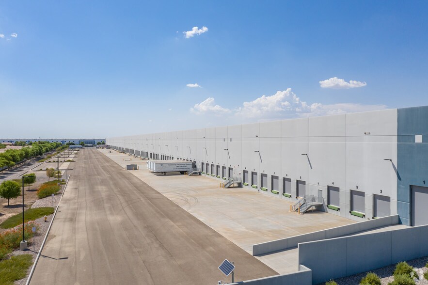 8585 W Buckeye Rd, Phoenix, AZ à louer - Photo du bâtiment - Image 3 de 12