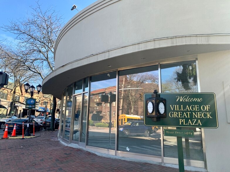 122-129 Middle Neck Rd, Great Neck, NY for lease - Building Photo - Image 2 of 8