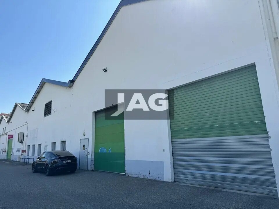 Flex in Lyon for lease Building Photo- Image 1 of 5