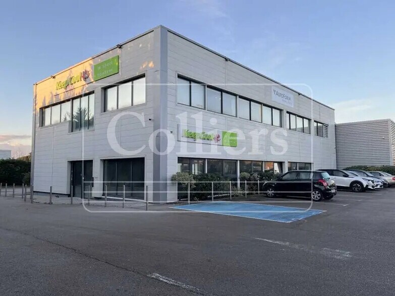 Retail in Éguilles for lease - Building Photo - Image 1 of 7