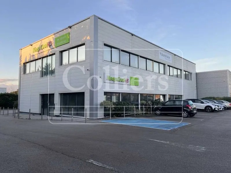 Retail in Éguilles for lease Building Photo- Image 1 of 8