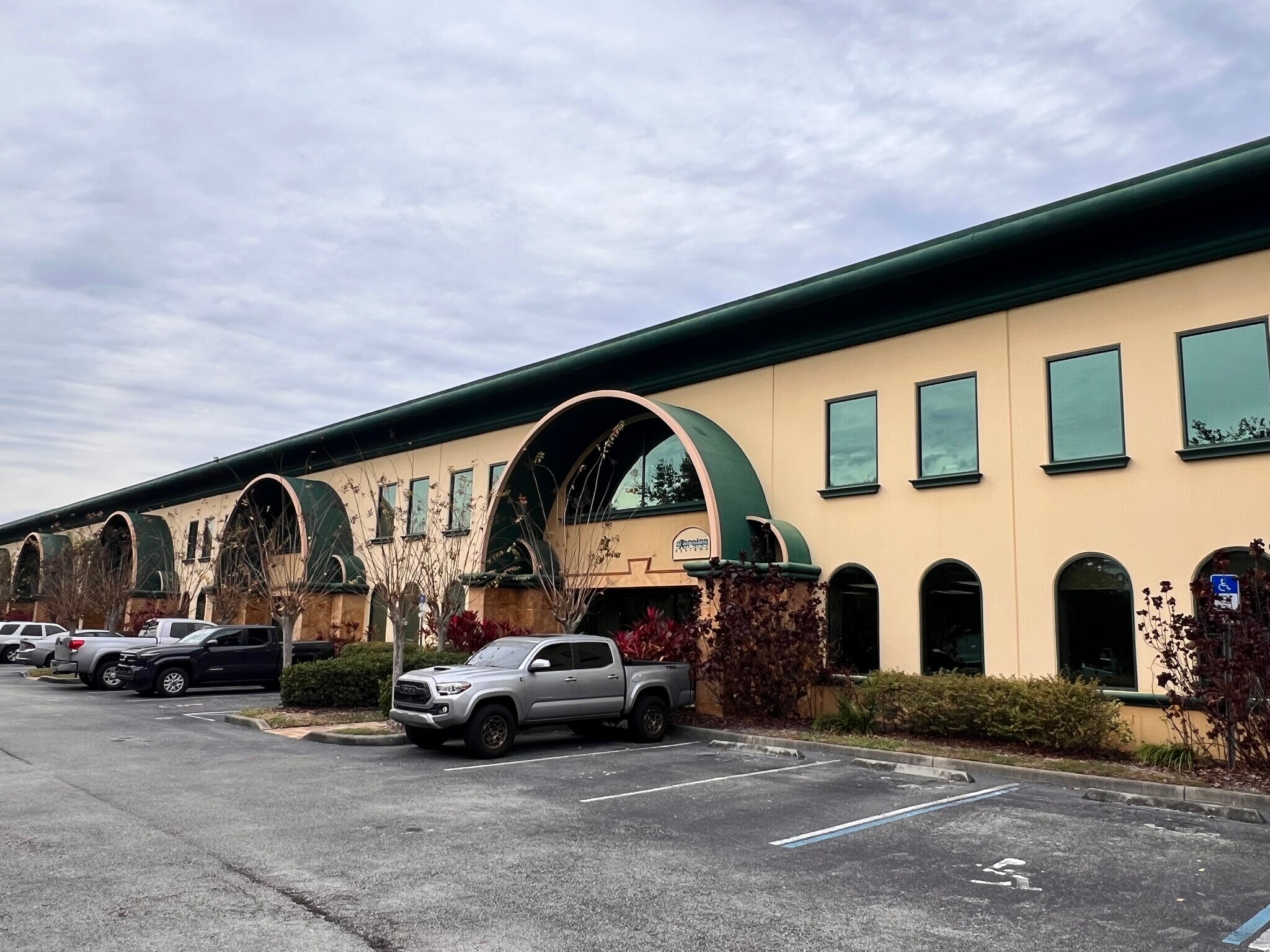 6881 Kingspointe Pky, Orlando, FL for lease Primary Photo- Image 1 of 52