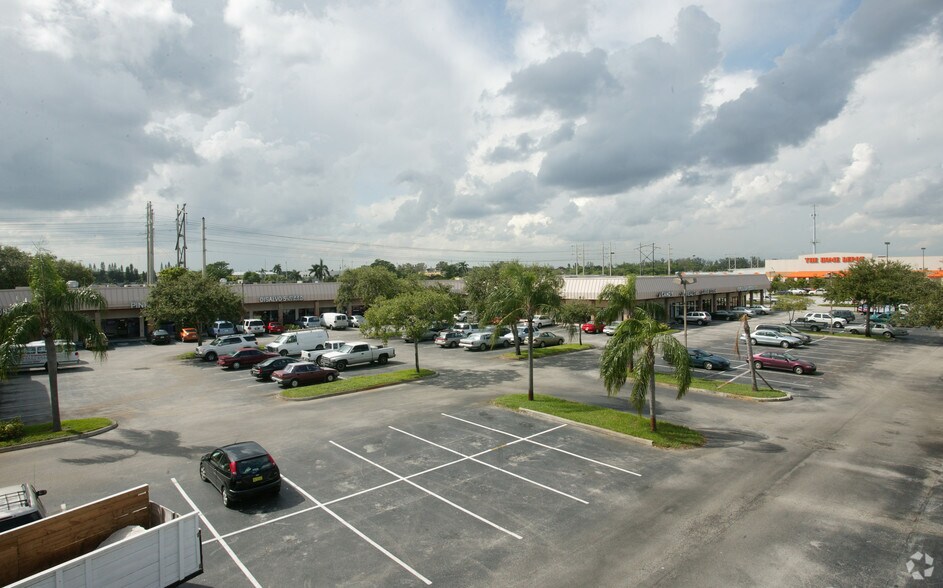 5905 S University Dr, Davie, FL à louer - Photo du bâtiment - Image 2 de 16