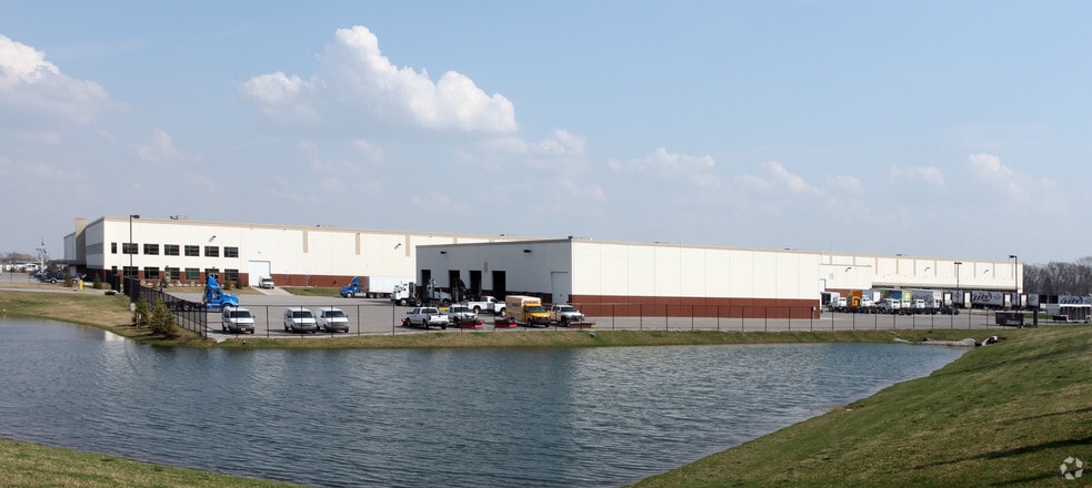 9347 Pendleton Pike, Indianapolis, IN à louer - Photo du bâtiment - Image 3 de 5