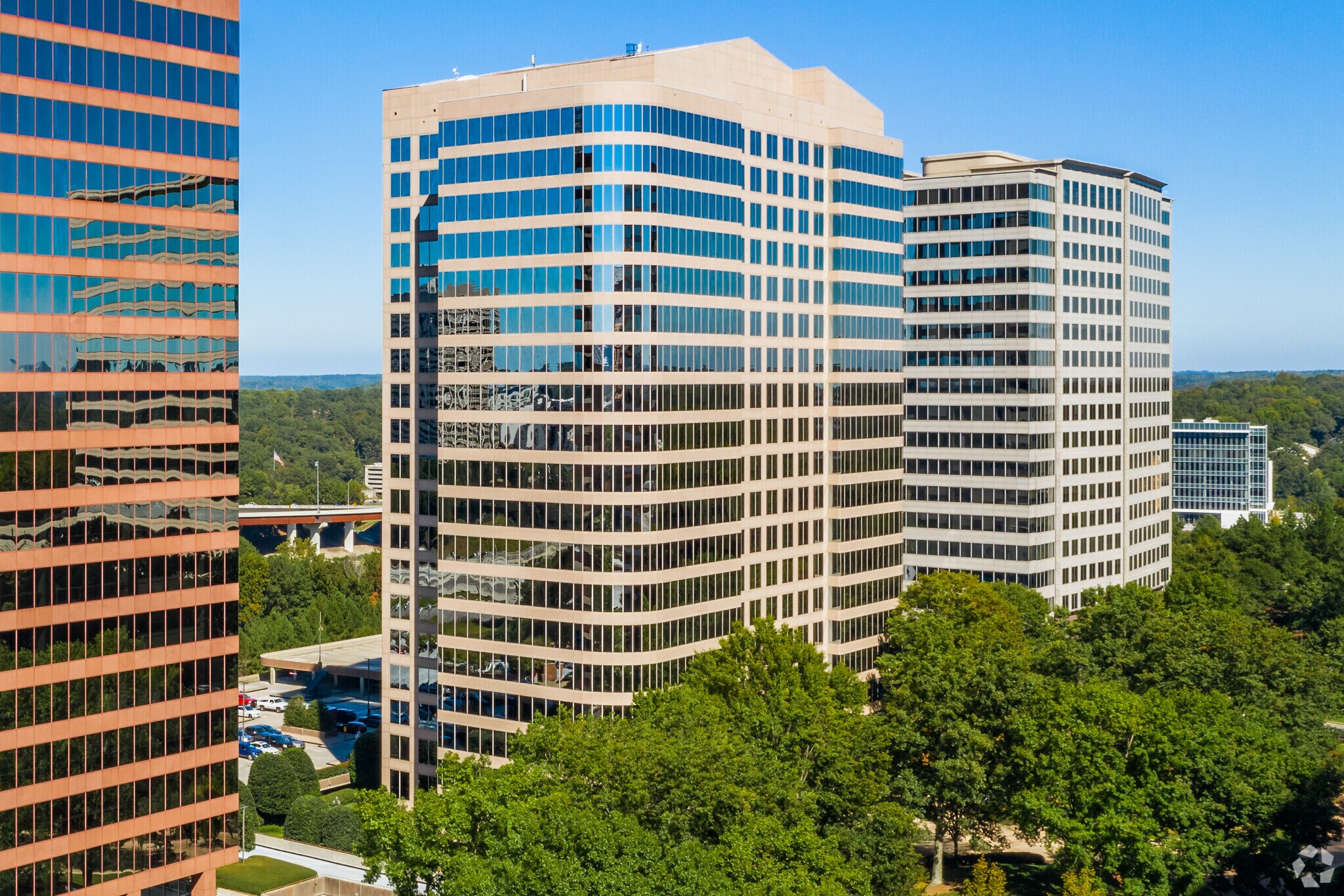 300 Galleria Pky SE, Atlanta, GA à louer Photo du bâtiment- Image 1 de 11