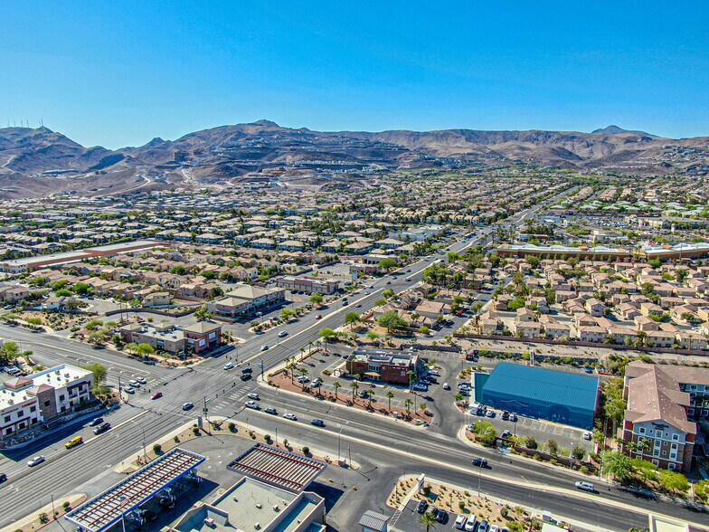 1441 Paseo Verde Pky, Henderson, NV à louer - Photo du bâtiment - Image 3 de 4
