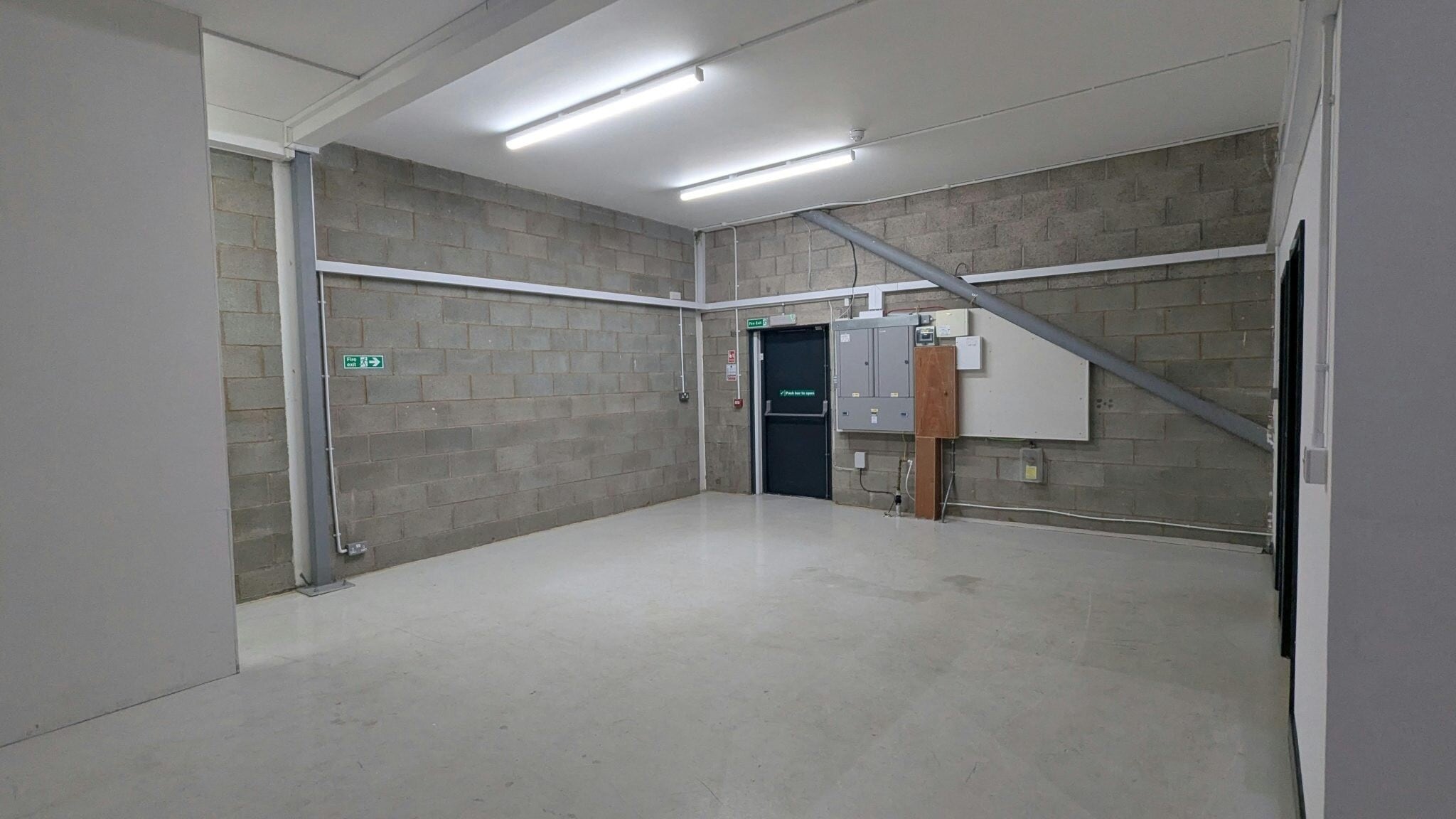 Blackhorse Rd, Exhall for lease Interior Photo- Image 1 of 7