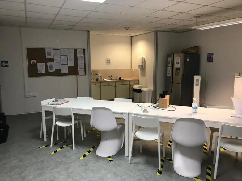 Flex in Trappes for lease - Interior Photo - Image 3 of 6