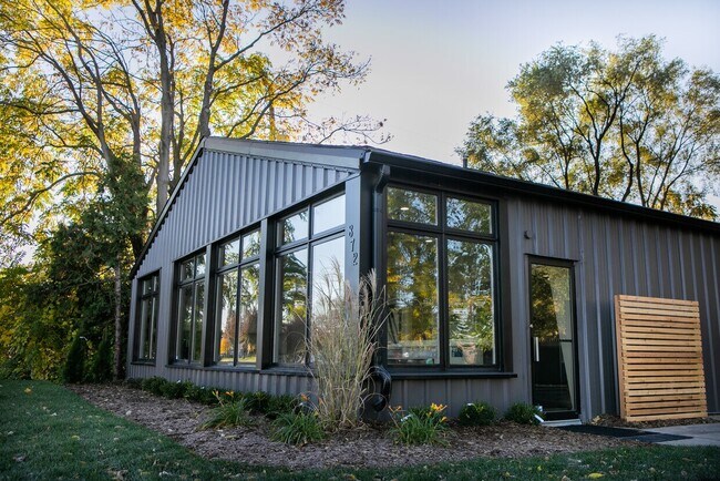 Plus de détails pour 872 E Auburn Rd, Rochester Hills, MI - Bureau à louer