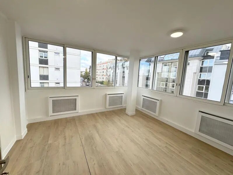 Office in Versailles for lease Building Photo- Image 1 of 10