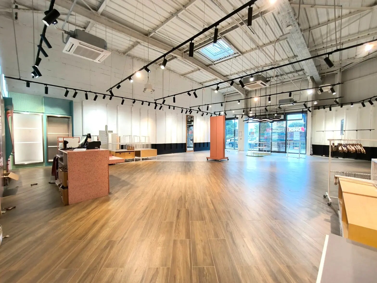 Retail in Herblay-sur-Seine for lease Building Photo- Image 1 of 8