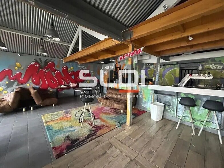 Retail in Saint-Bonnet-de-Mure for lease - Interior Photo - Image 2 of 6