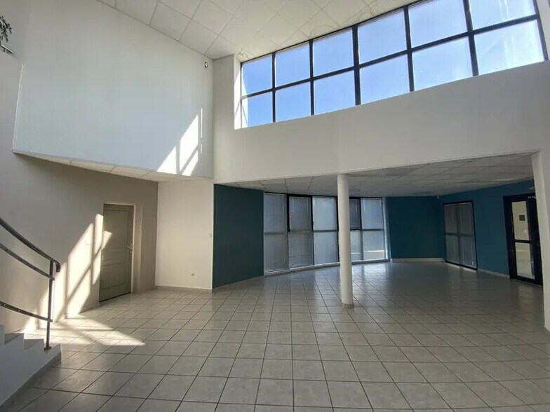 Office in Valence for sale - Interior Photo - Image 2 of 9
