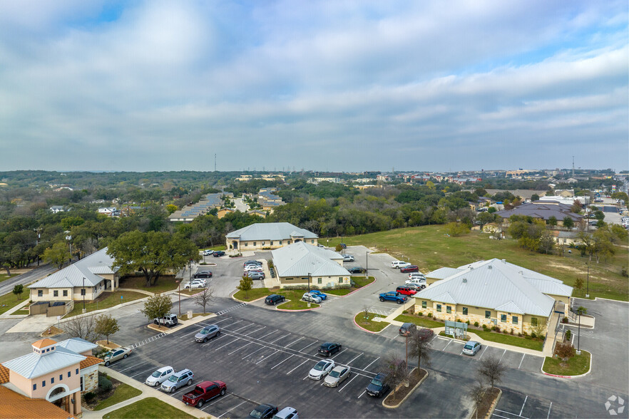 9819 Huebner Rd, San Antonio, TX à louer - Photo du bâtiment - Image 2 de 6