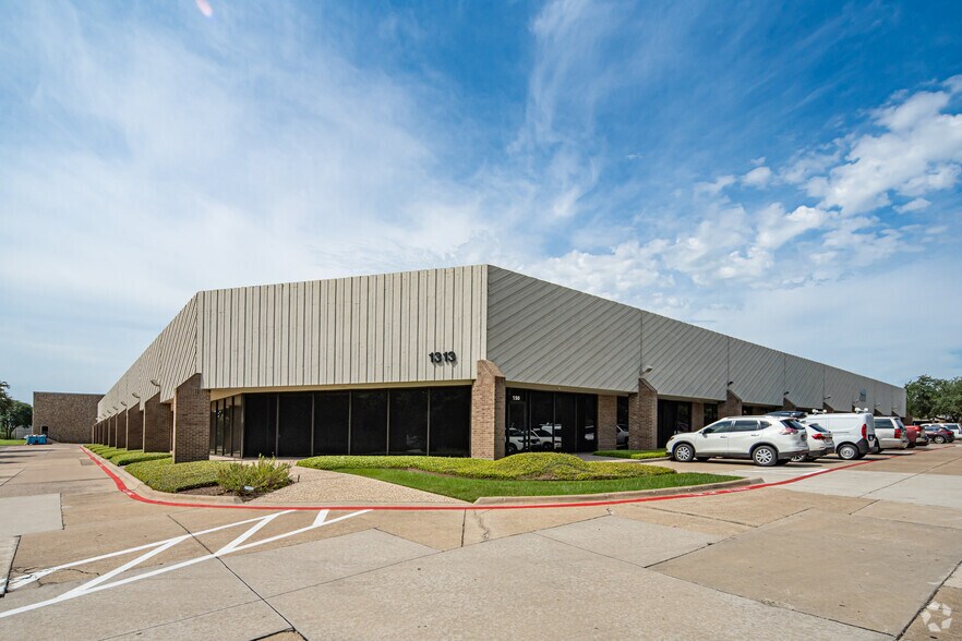 1313 Valwood Pky, Carrollton, TX à louer - Photo du bâtiment - Image 1 de 22