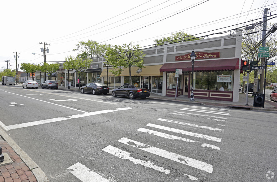 170-184 W Main St, Bay Shore, NY for sale - Primary Photo - Image 1 of 1