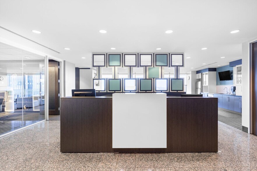 600 Crowfoot Cres NW, Calgary, AB à louer - Photo intérieure - Image 1 de 8