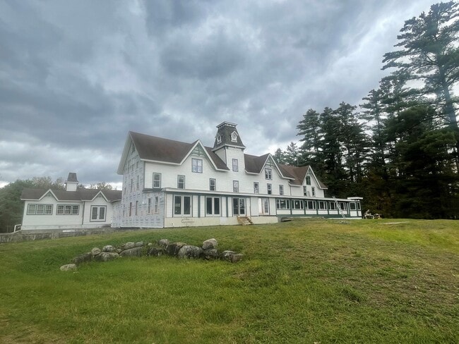 Plus de détails pour 477 Atateka Dr, Chestertown, NY - Services hôteliers à vendre