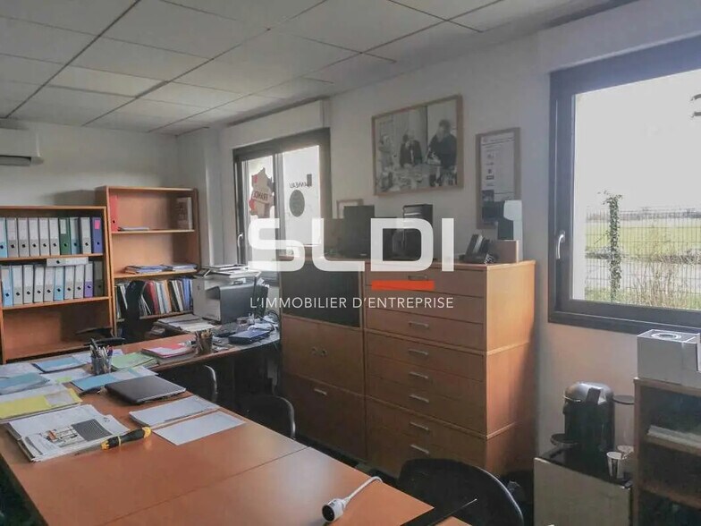 Retail in Saint-Laurent-de-Mure for lease - Interior Photo - Image 2 of 12