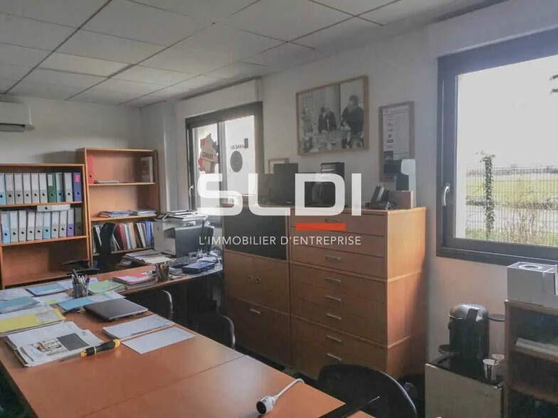 Commerce de détail dans Saint-Laurent-de-Mure à louer - Photo intérieure - Image 2 de 12