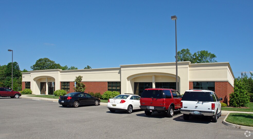 11848 Rock Landing Dr, Newport News, VA à louer - Photo du bâtiment - Image 2 de 12