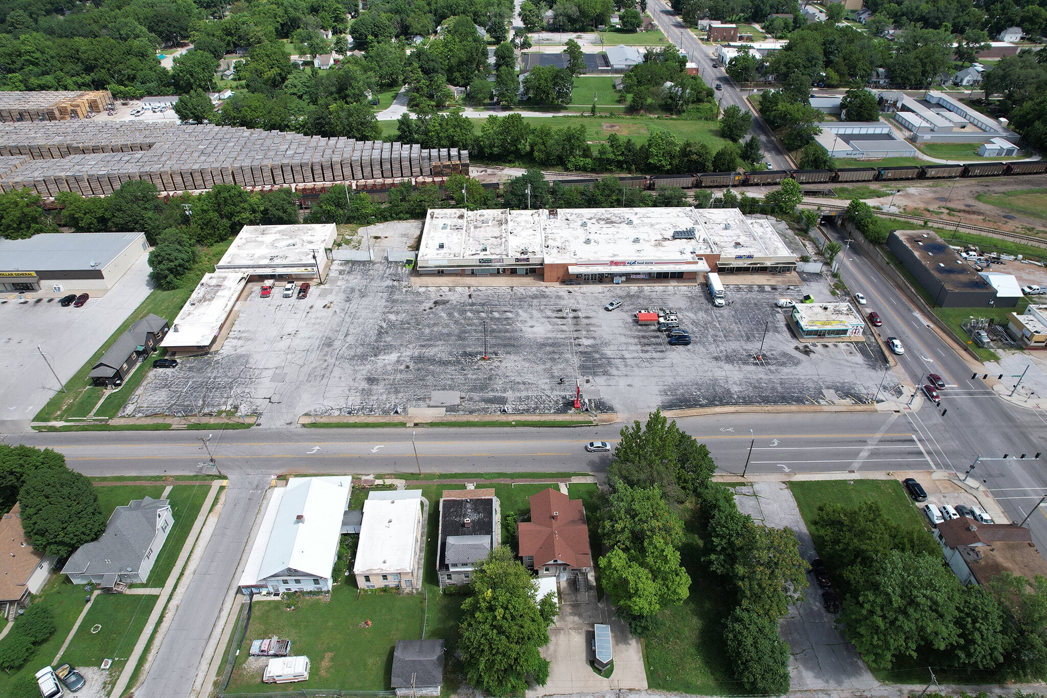 Shopping Center 1075-1139 E. Commercial portfolio of 2 properties for sale on LoopNet.ca Primary Photo- Image 1 of 8