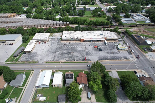 Plus de détails pour Shopping Center 1075-1139 E. Commercial – Commerce de détail à vendre, Springfield, MO