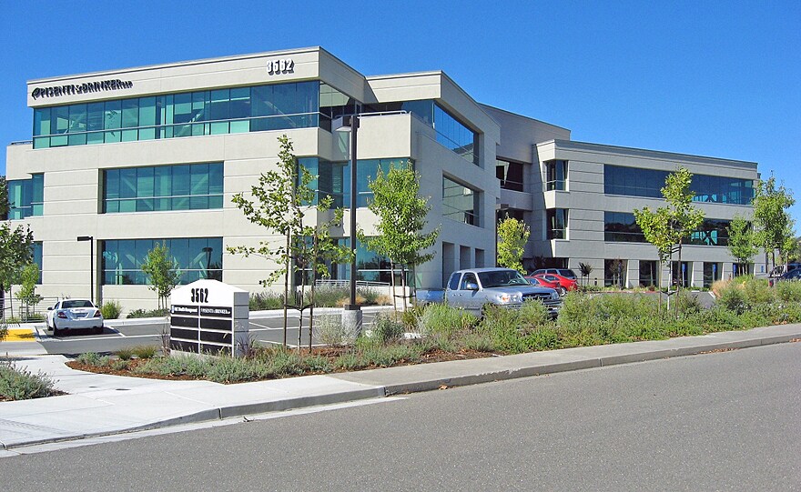 3562 Round Barn Cir, Santa Rosa, CA à louer - Photo du bâtiment - Image 2 de 5