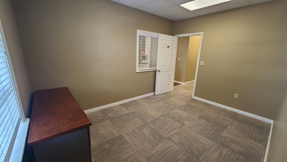 1661 Williamsburg Sq, Lakeland, FL for lease - Interior Photo - Image 2 of 7