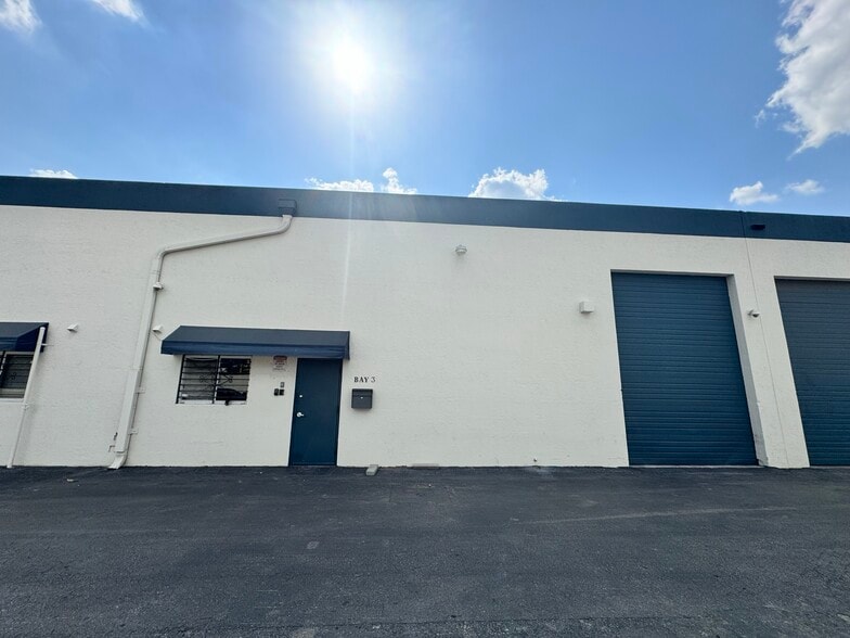 6955-6965 NW 43rd St, Miami, FL for lease - Building Photo - Image 1 of 6