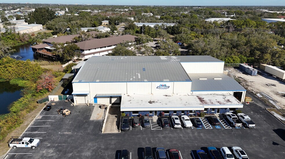2151 Whitfield Industrial Way, Sarasota, FL à louer - Photo du bâtiment - Image 2 de 2