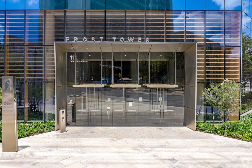 111 W Houston St, San Antonio, TX à louer - Photo du bâtiment - Image 3 de 5