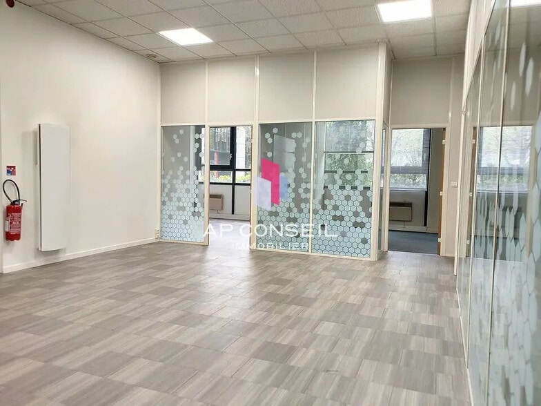 Office in Guyancourt for lease - Interior Photo - Image 1 of 5